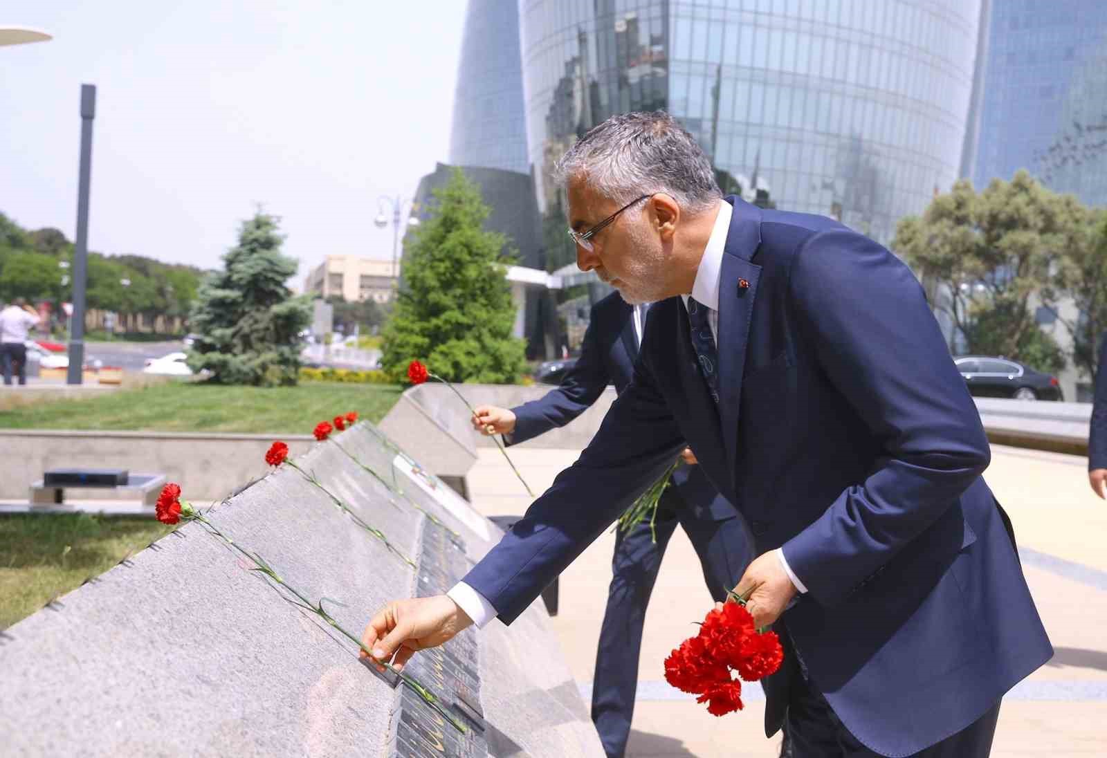 Çalışma ve Sosyal Güvenlik Bakanı Işıkhan, Bakü’de şehitlikleri ziyaret etti
