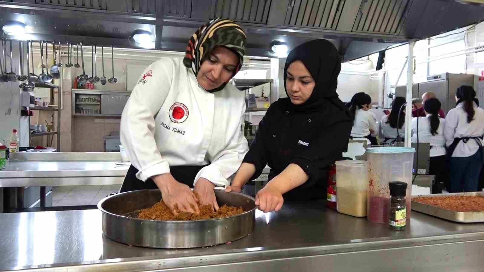 Geleceğin aşçılarının Fatma annesi, 30 yıllık tecrübelerini mutfakta öğrencilere aktarıyor
