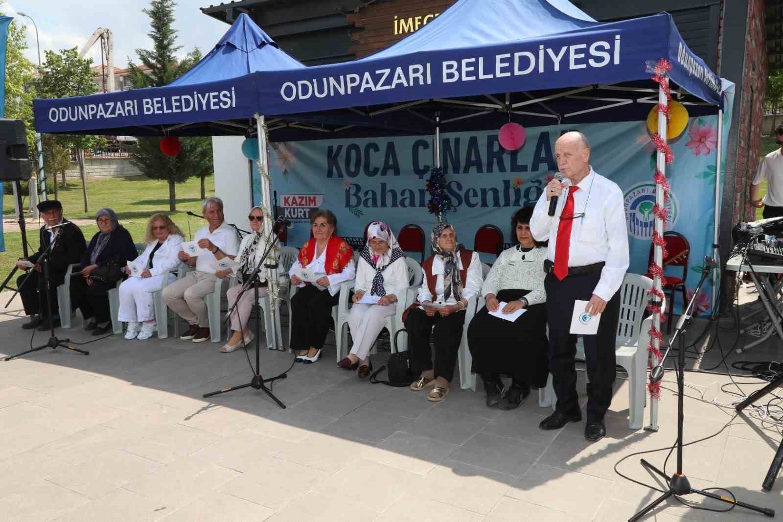 Koca Çınarlar bahar şenliği yaptı, Başkan Kurt da onlara eşlik etti
