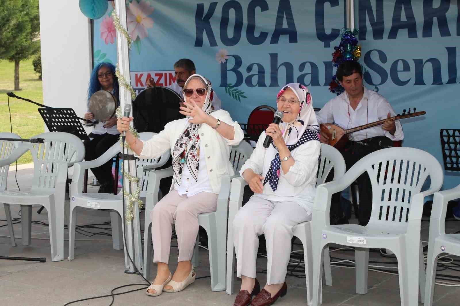 Koca Çınarlar bahar şenliği yaptı, Başkan Kurt da onlara eşlik etti
