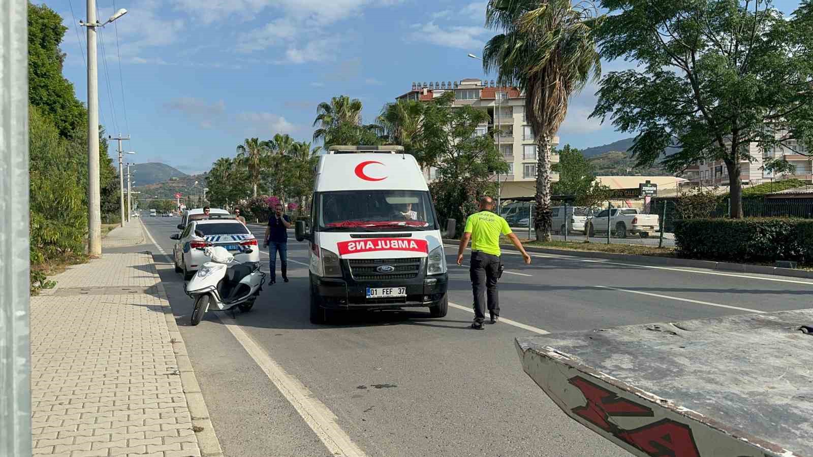 Trafikten men edilen sahte plakalı ambulansla kaçak sigara ticareti polise takıldı
