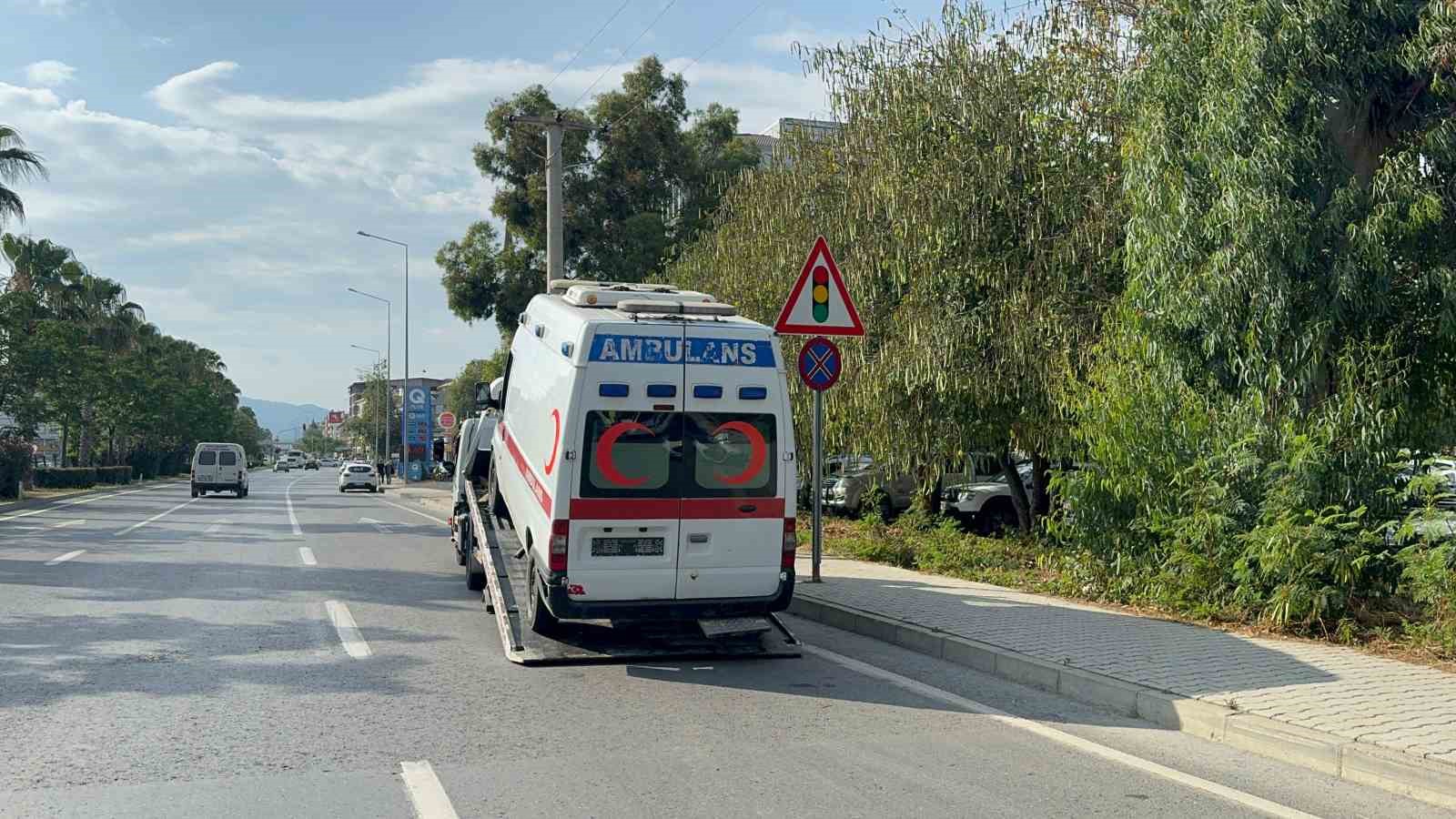 Trafikten men edilen sahte plakalı ambulansla kaçak sigara ticareti polise takıldı
