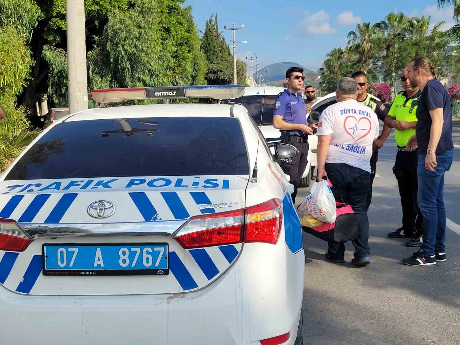 Trafikten men edilen sahte plakalı ambulansla kaçak sigara ticareti polise takıldı
