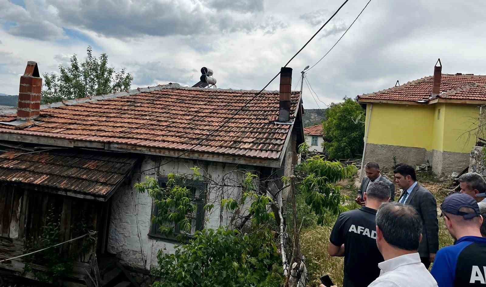 Emet’te heyelan nedeniyle yıkılması gereken binalar yerinde incelendi
