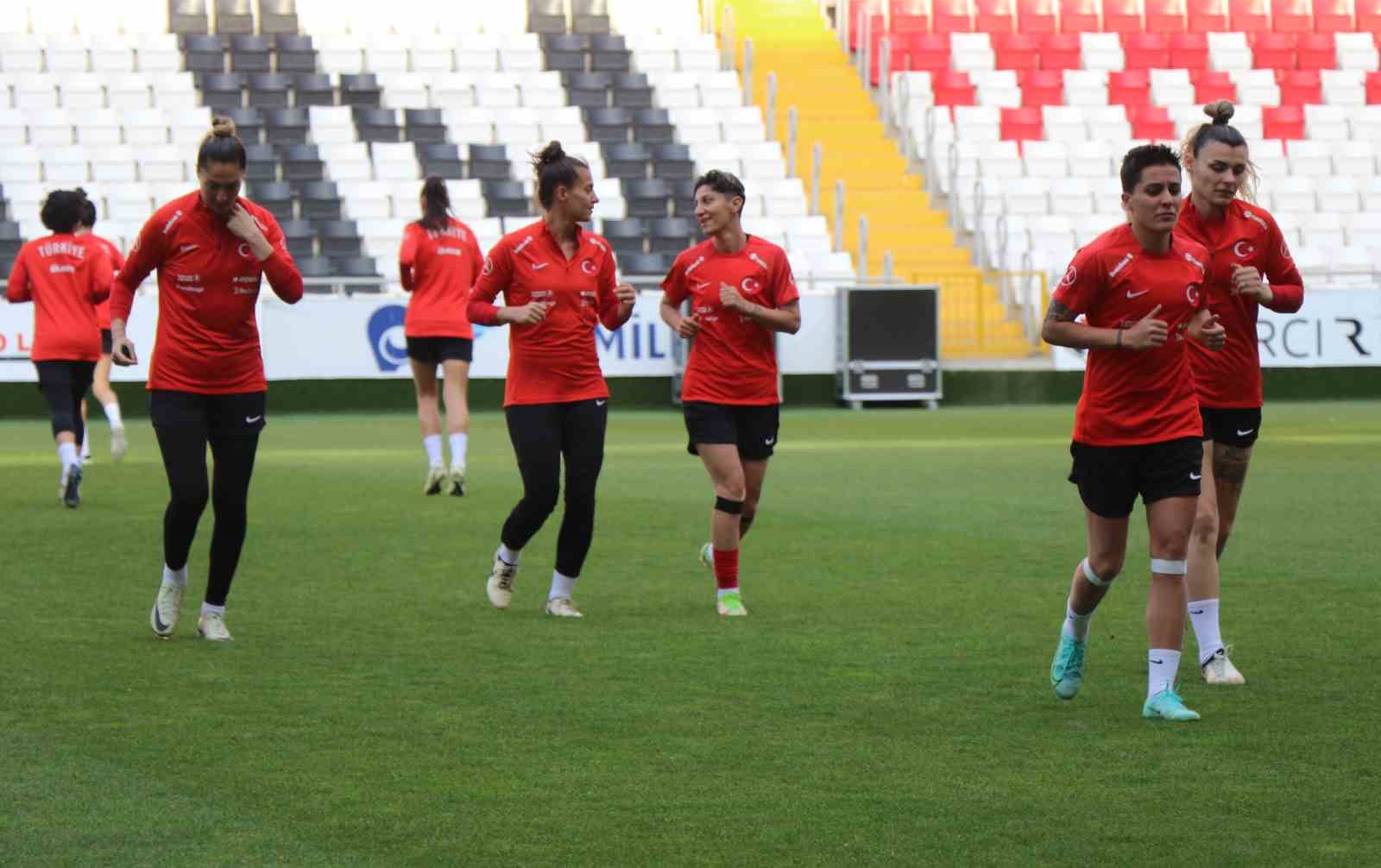 A Milli Kadın Futbol Takımı, Azerbaycan maçı hazırlıklarını tam kadro sürdürdü
