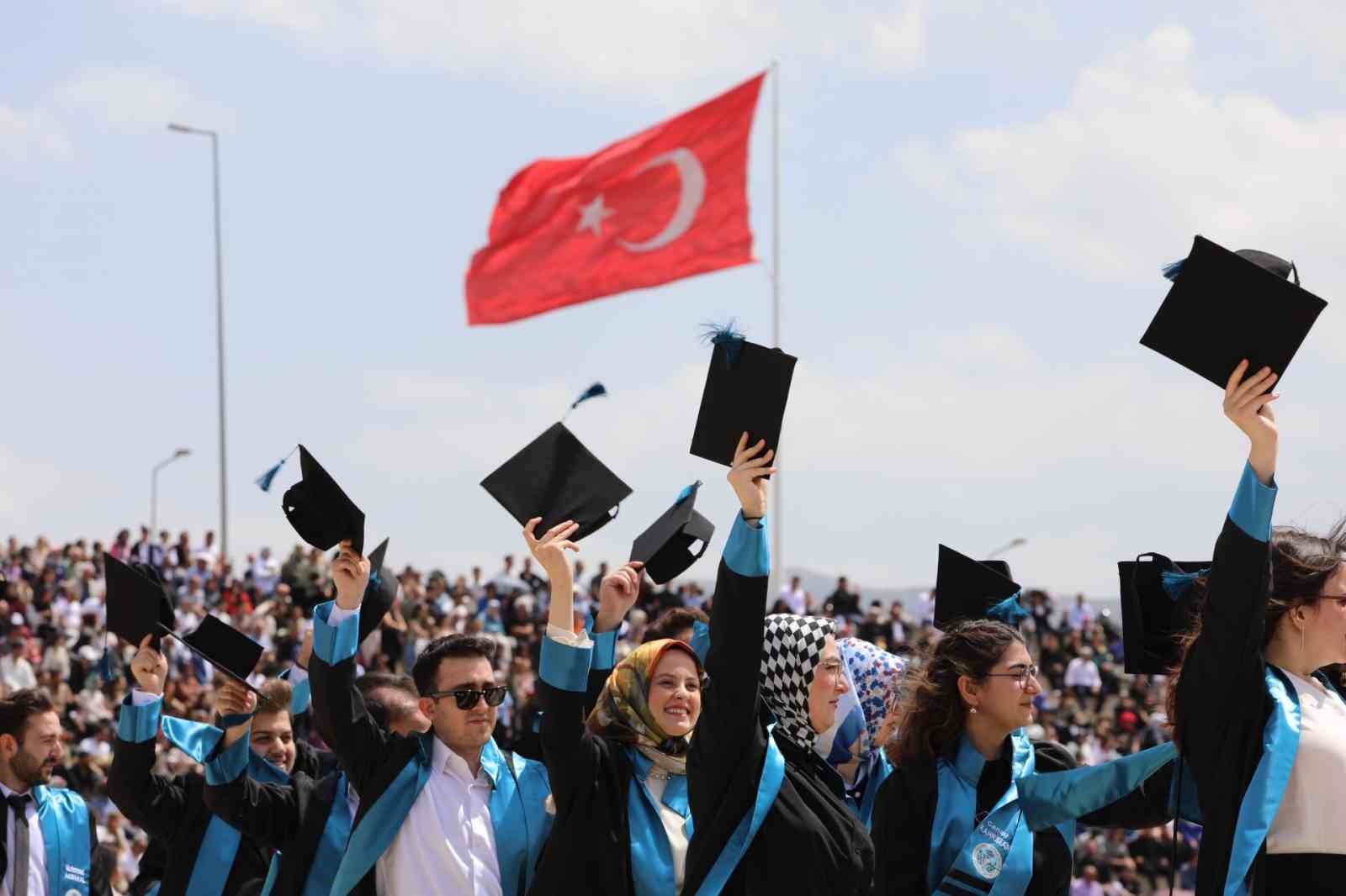 EBYÜ’de mezuniyet coşkusu
