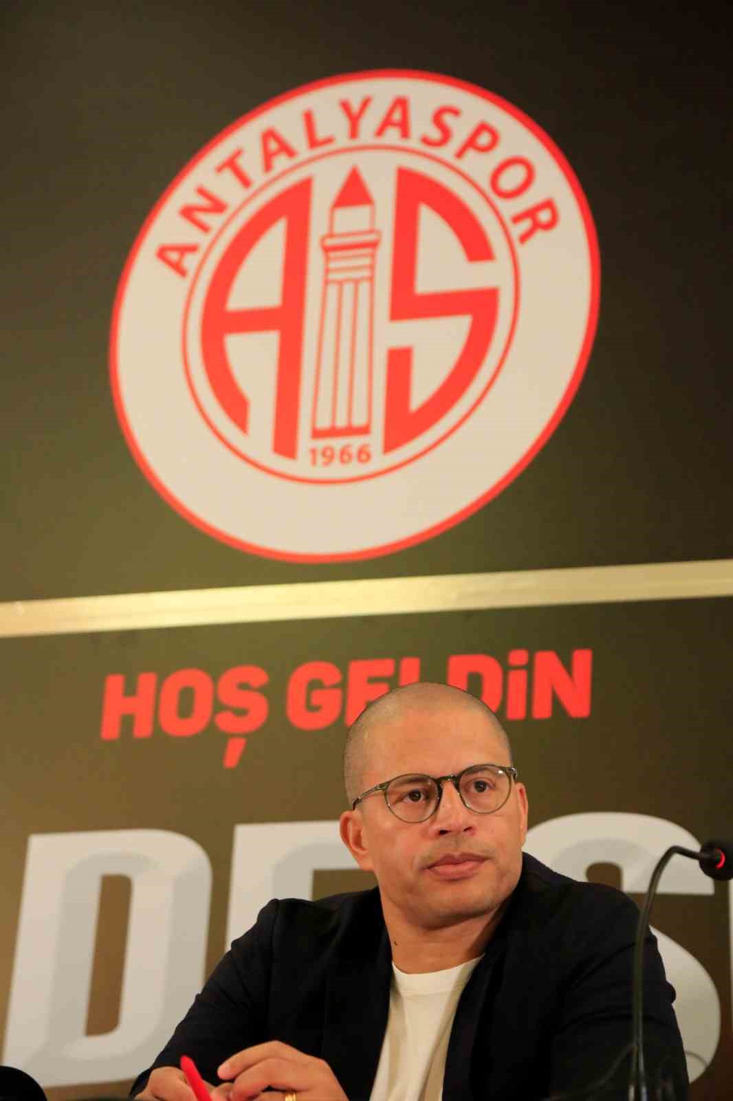 Alex de Souza, Antalyaspor ile 2 yıllık sözleşme imzaladı
