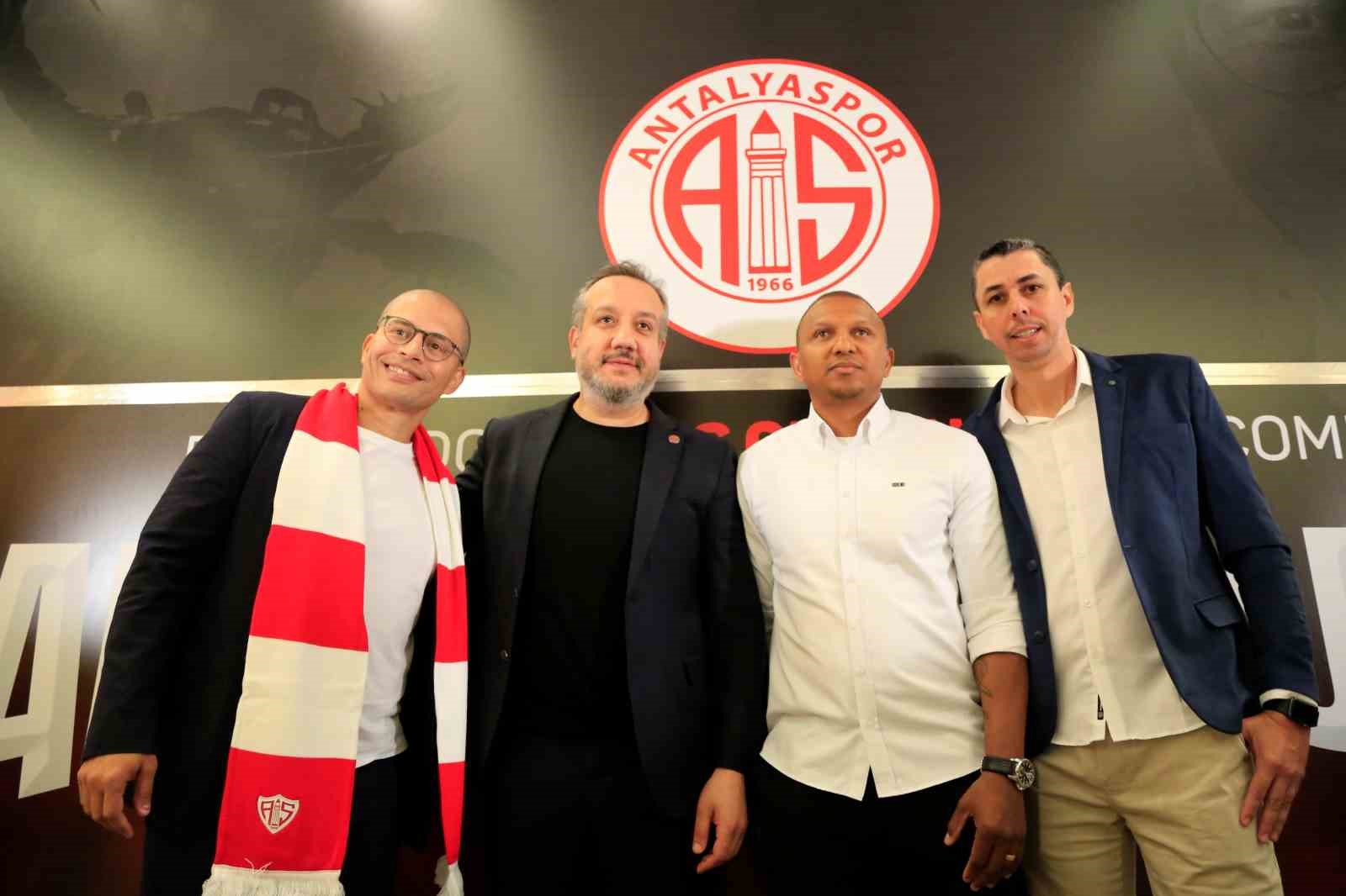 Alex de Souza, Antalyaspor ile 2 yıllık sözleşme imzaladı
