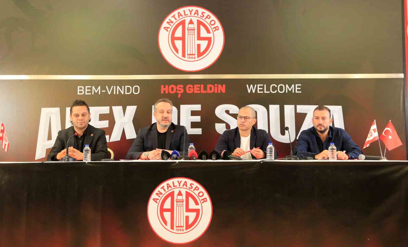 Alex de Souza, Antalyaspor ile 2 yıllık sözleşme imzaladı
