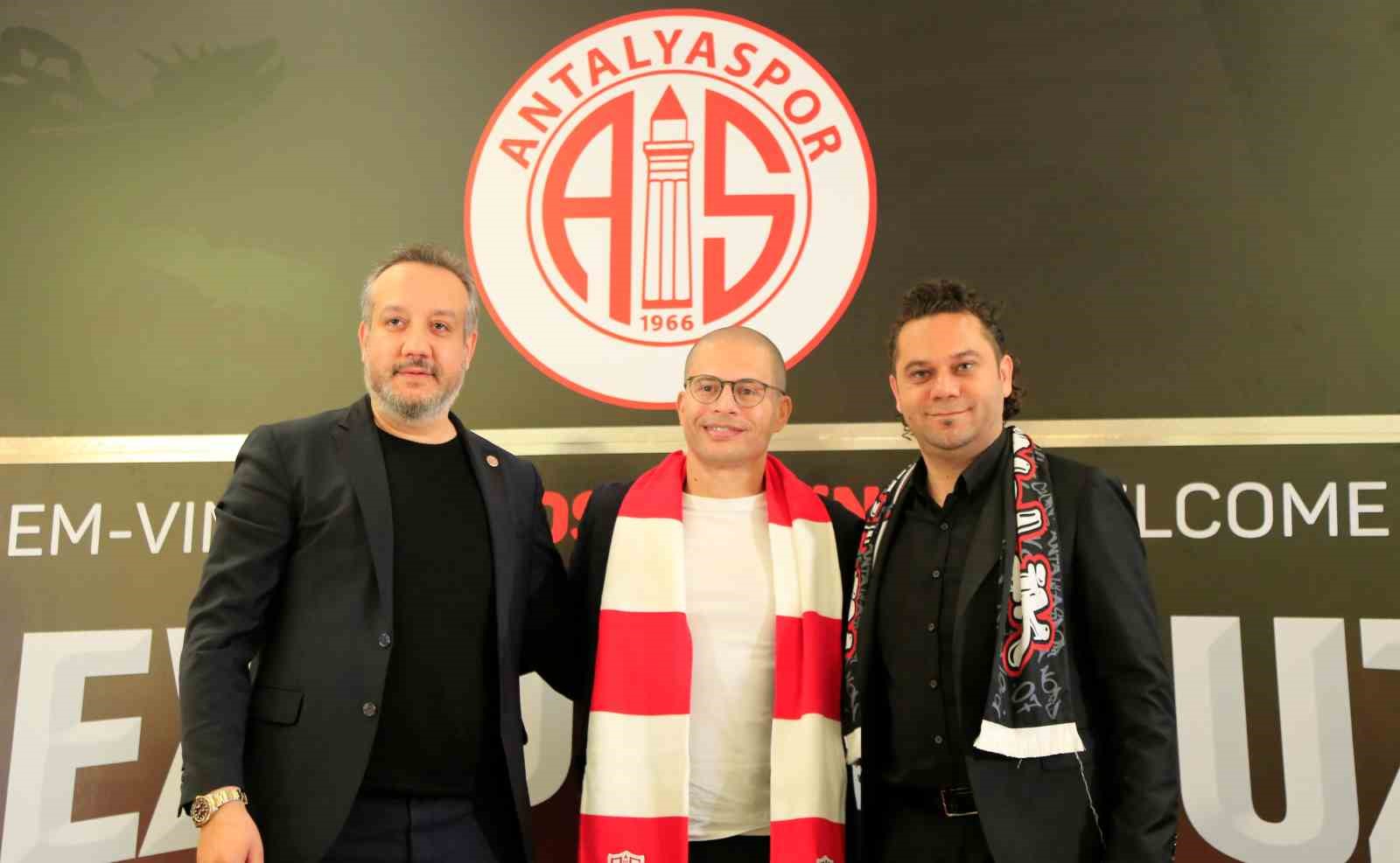 Alex de Souza, Antalyaspor ile 2 yıllık sözleşme imzaladı
