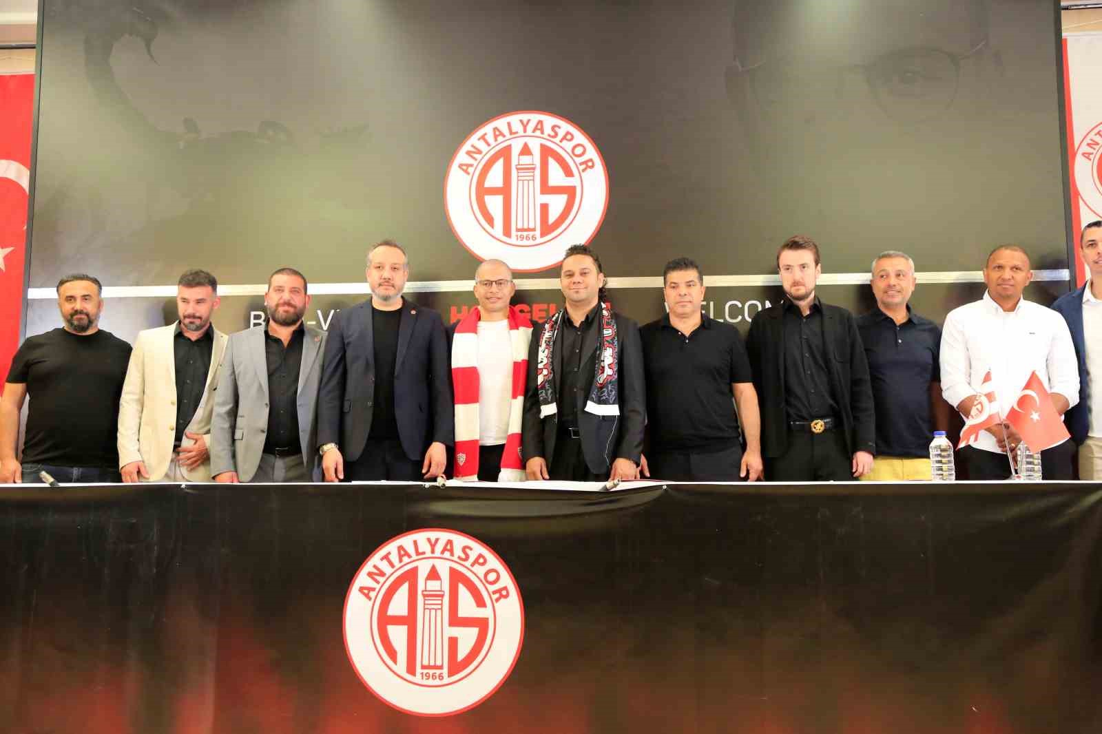 Alex de Souza, Antalyaspor ile 2 yıllık sözleşme imzaladı
