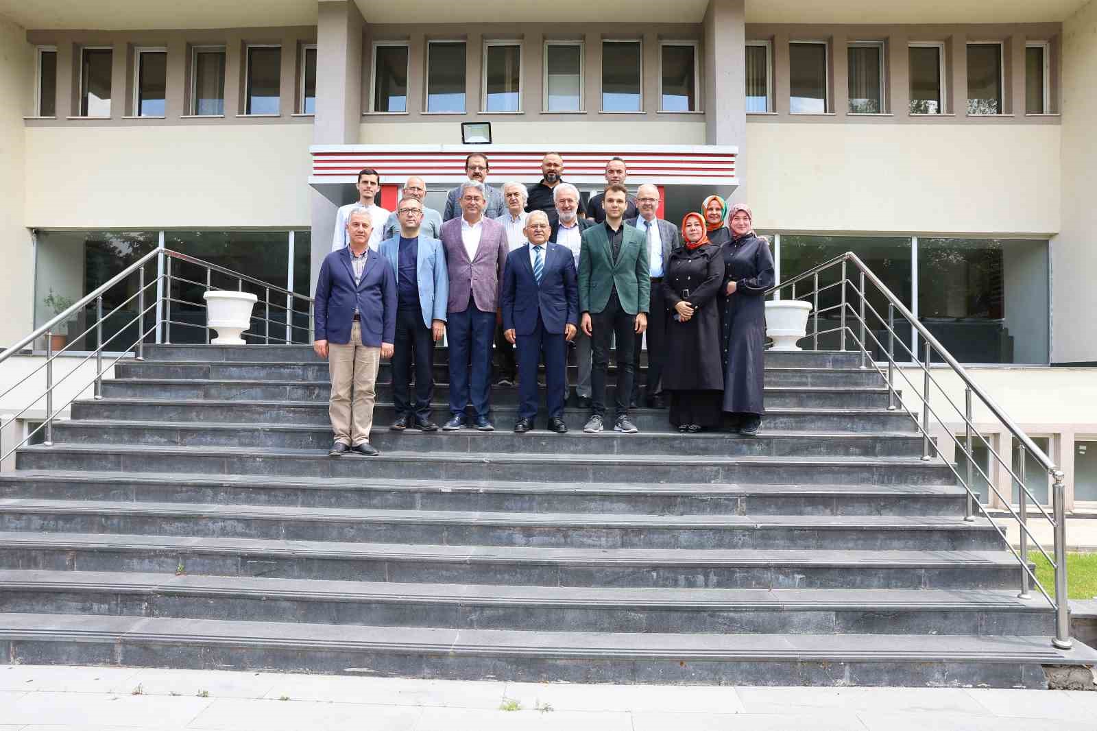 Başkan Büyükkılıç üniversiteli gençlerle bir araya geldi
