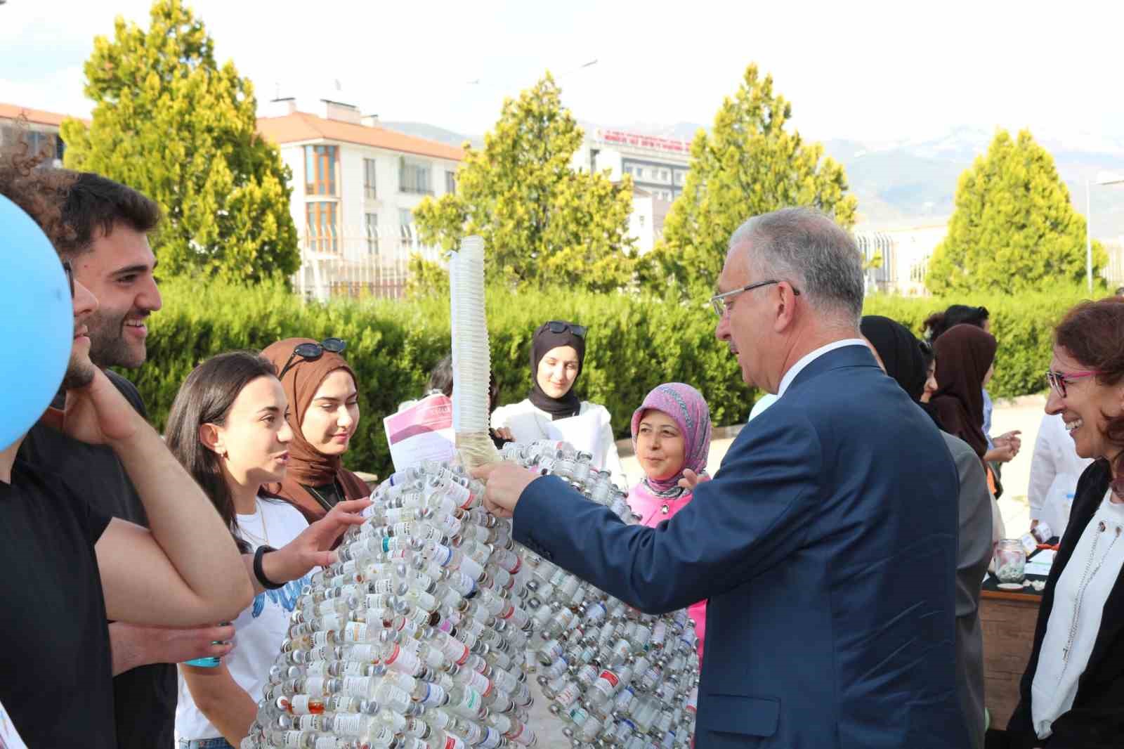 Sağlık Bilimleri Fakültesi’nin düzenlediği sergi açıldı
