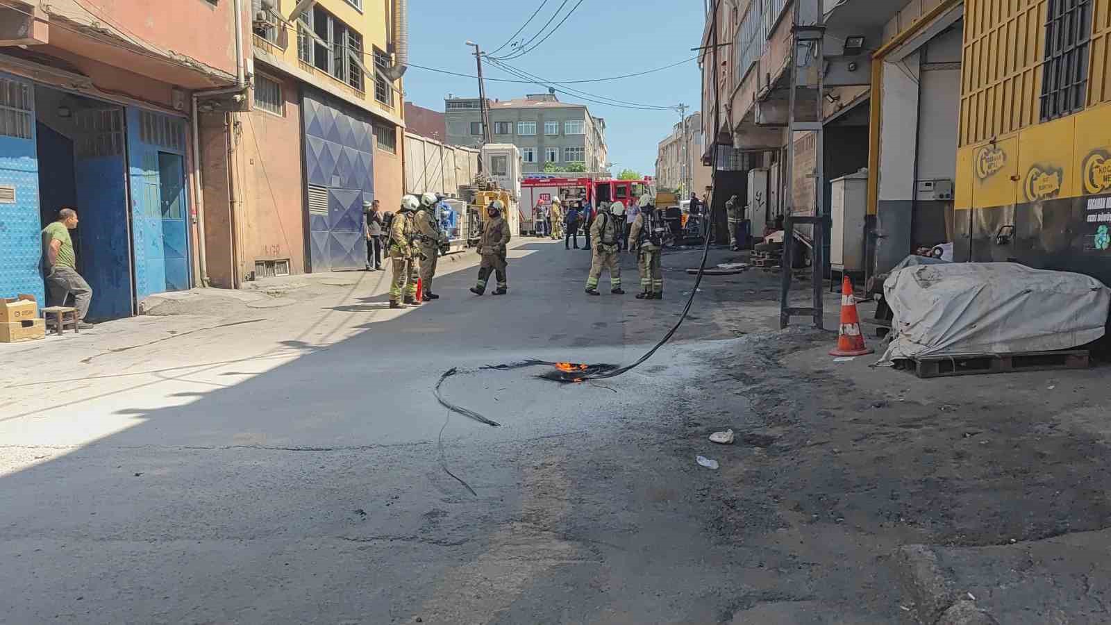 Sultangazi’de bomba gibi patlayan elektrik kabloları paniğe neden oldu
