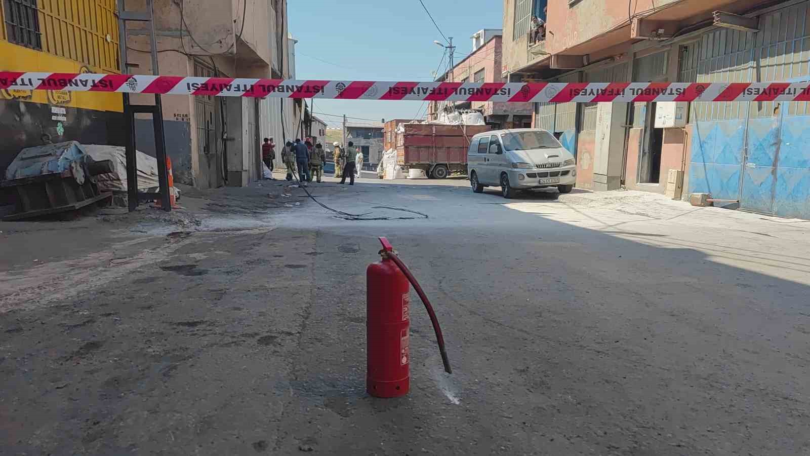 Sultangazi’de bomba gibi patlayan elektrik kabloları paniğe neden oldu
