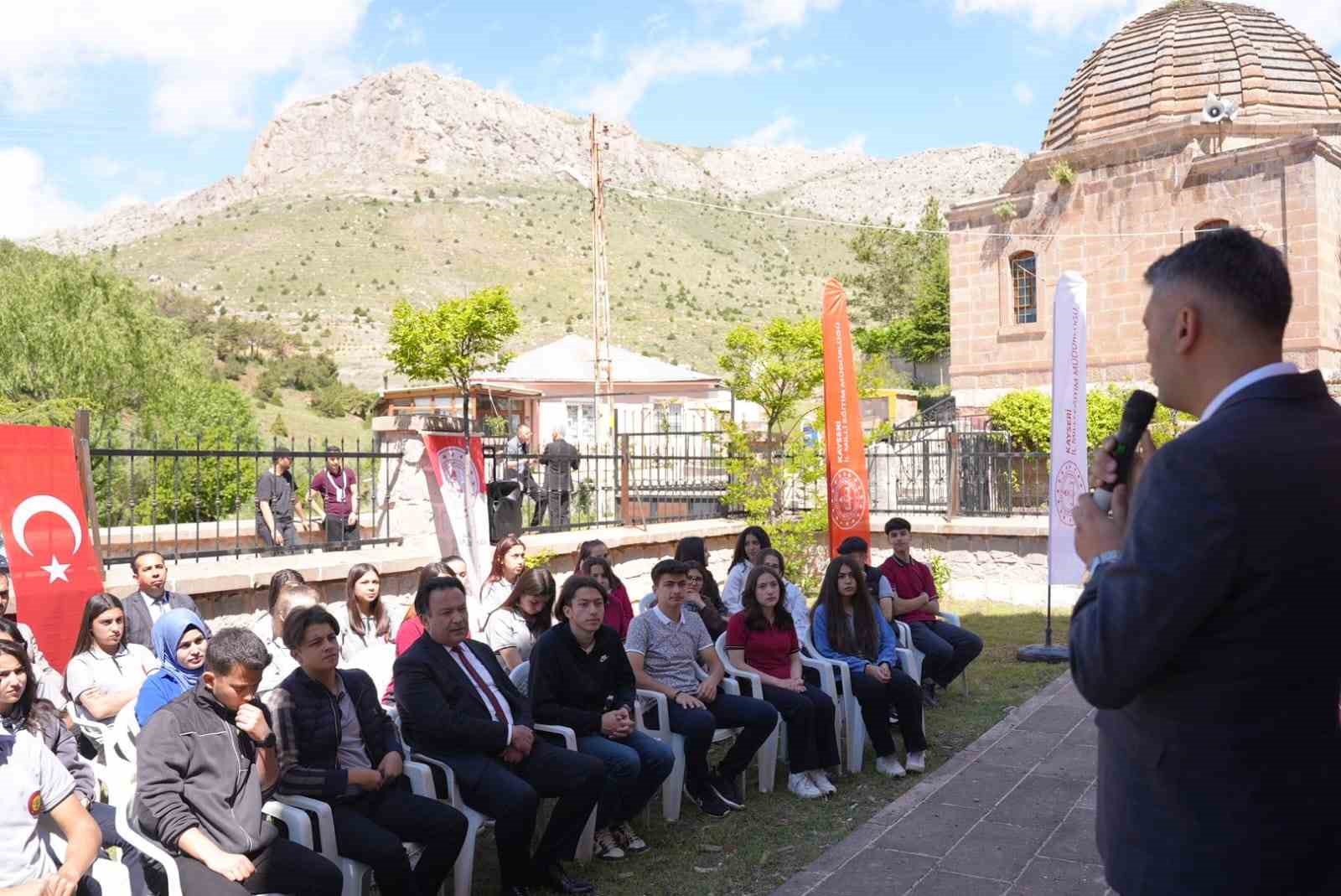 880 yıllık tarihi yerinde öğrendiler
