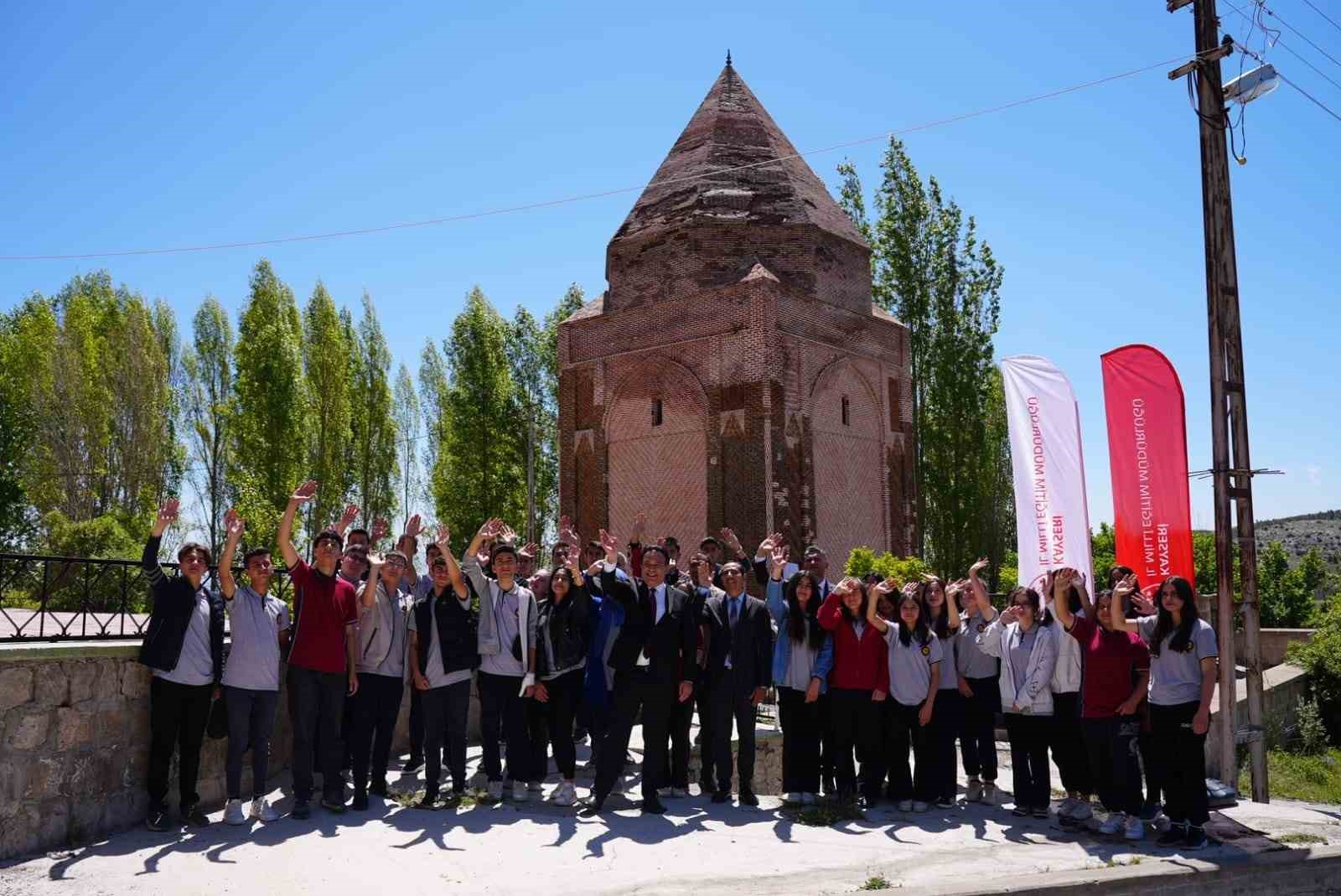 880 yıllık tarihi yerinde öğrendiler
