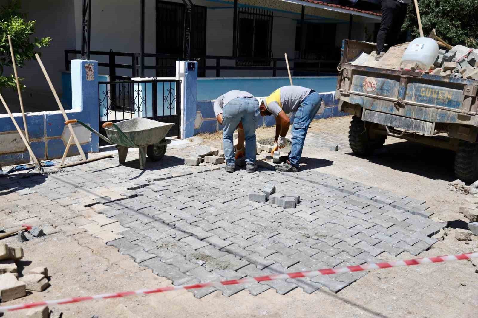 Didim’de yol bakım ve onarım çalışmaları devam ediyor
