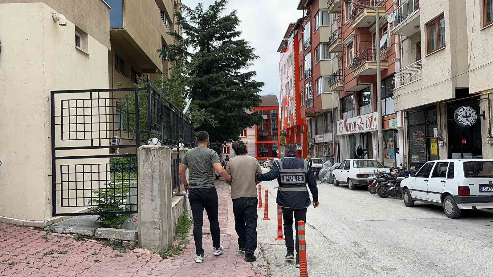 Burdur’da 19 yıl 9 ay hapis cezasıyla aranan firari yakalanarak cezaevine gönderildi
