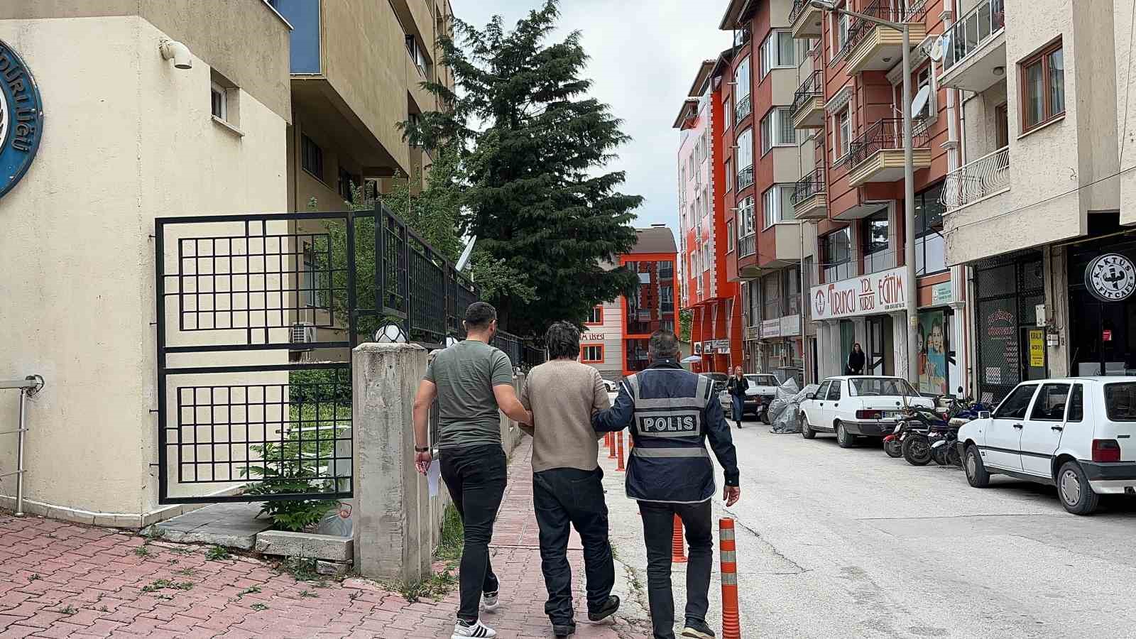 Burdur’da 19 yıl 9 ay hapis cezasıyla aranan firari yakalanarak cezaevine gönderildi
