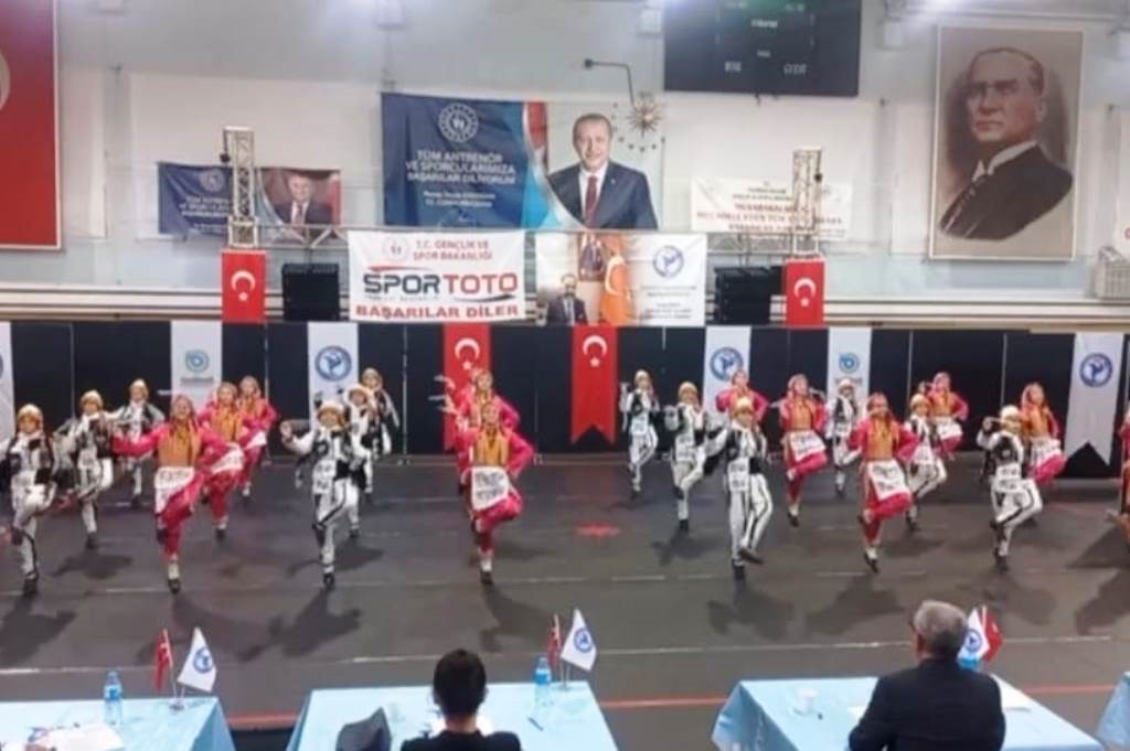 Gençlik ve Spor Kulübü, halk oyunları yarışmasına damgasını vurdu
