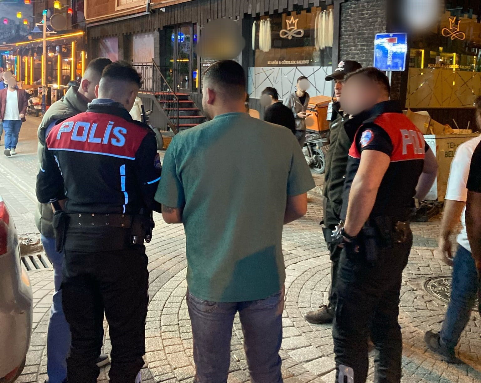 Alkollü eğlence mekanlarının çevresinde polis ekiplerince denetim yapıldı
