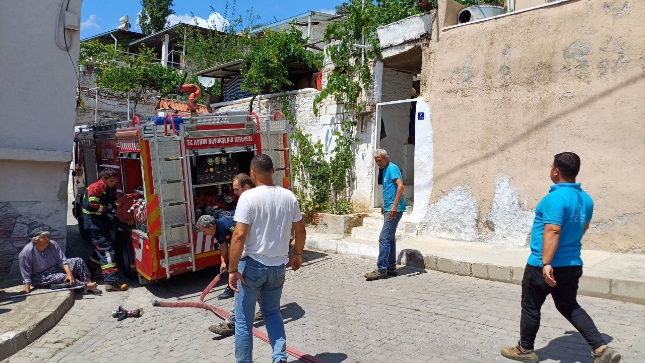 Belediye ekiplerinin dikkati, yaşlı kadını kurtardı
