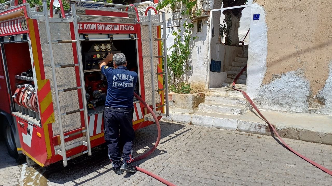 Belediye ekiplerinin dikkati, yaşlı kadını kurtardı
