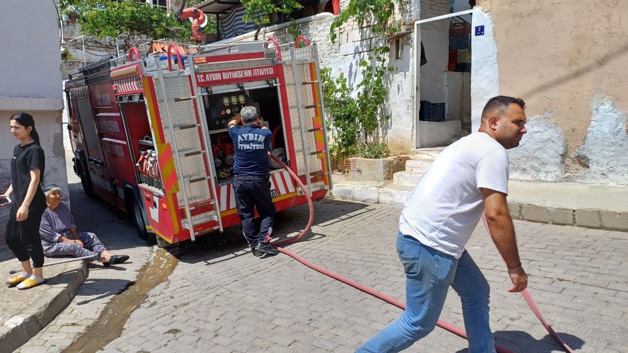 Belediye ekiplerinin dikkati, yaşlı kadını kurtardı
