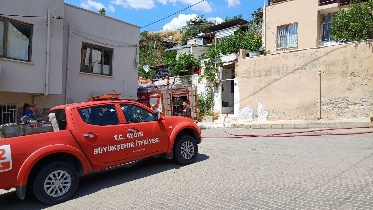 Belediye ekiplerinin dikkati, yaşlı kadını kurtardı
