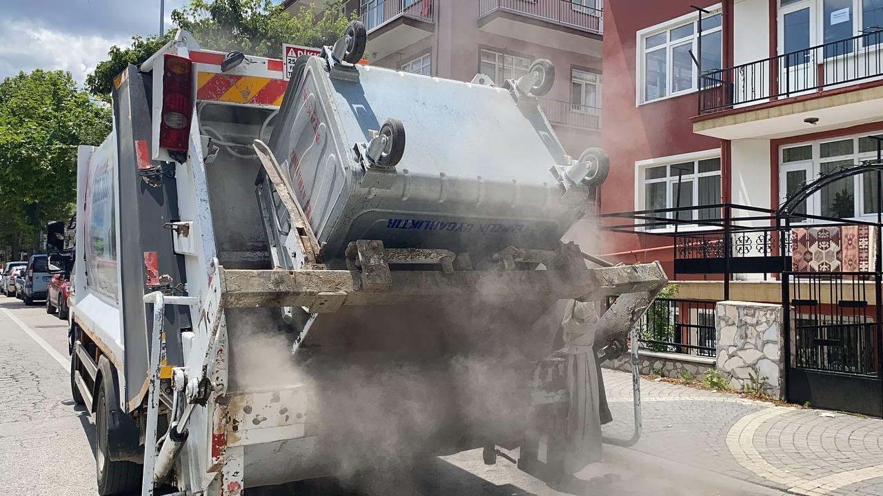 Kiracının çöp eve çevirdiği daireye girip ağlayan Aynur teyzenin yüzü güldü
