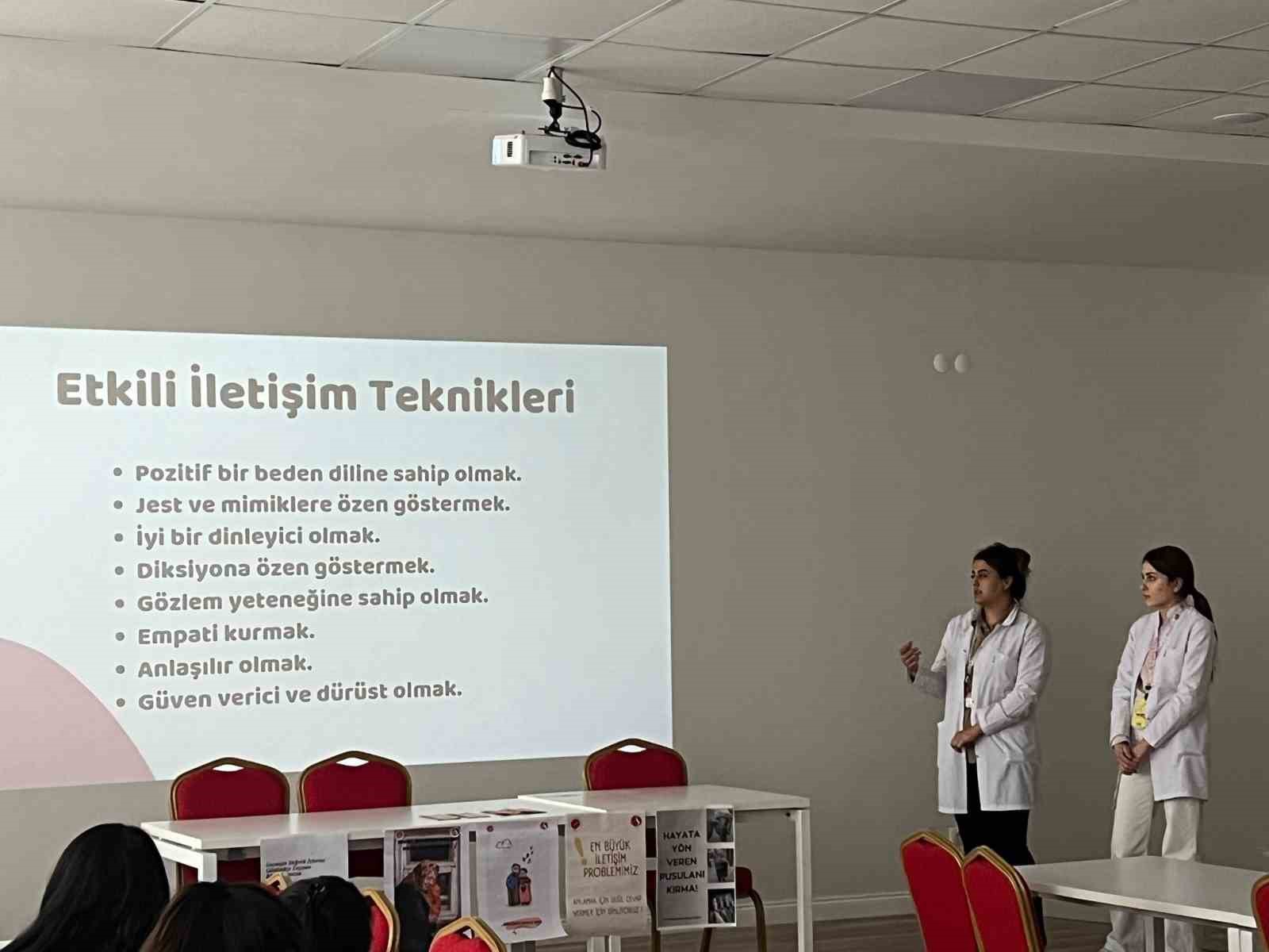 Üniversite öğrencilerinden huzurevi personeline eğitim
