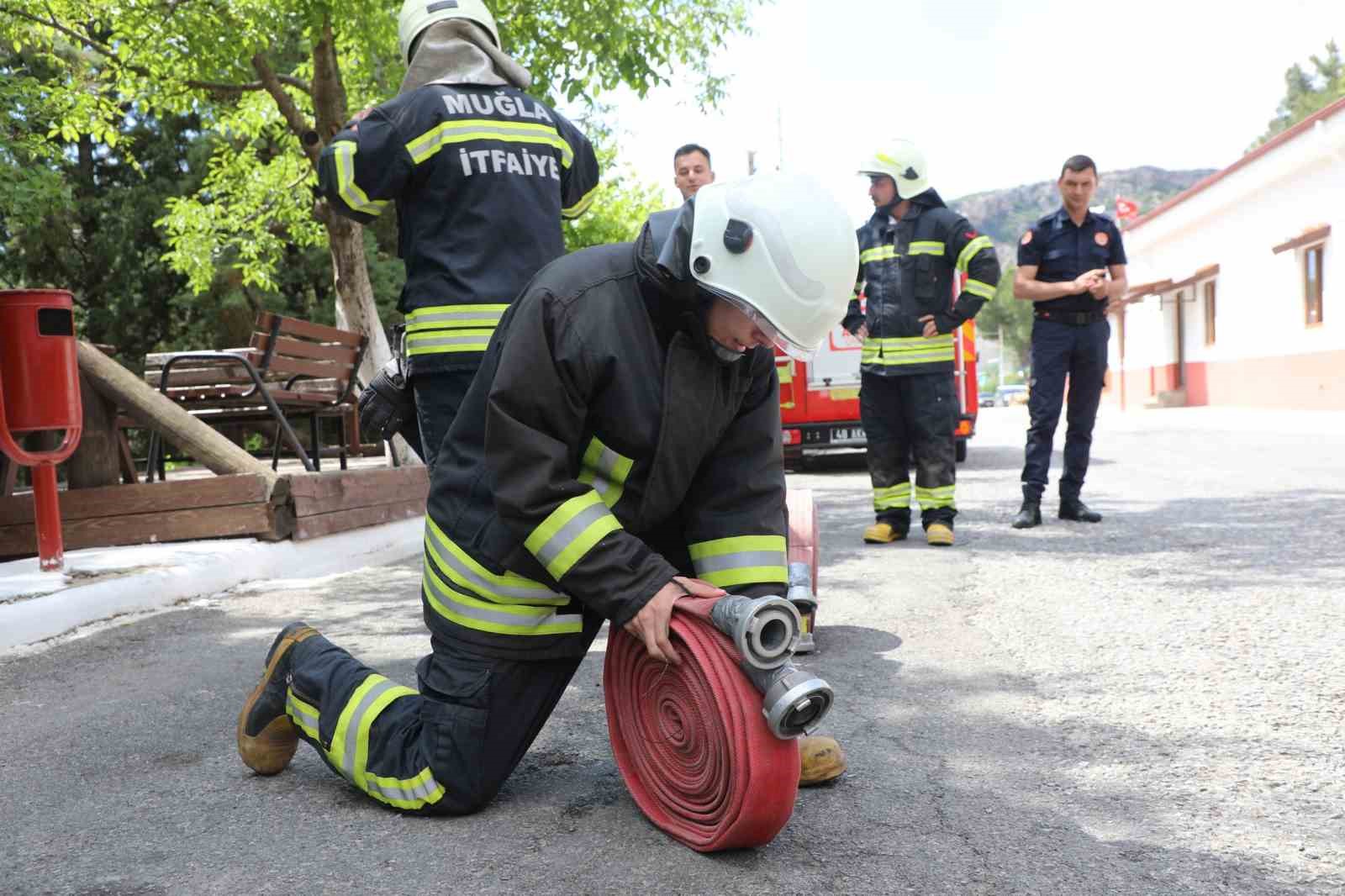 Geleceğin itfaiyecileri uygulamalı eğitimde
