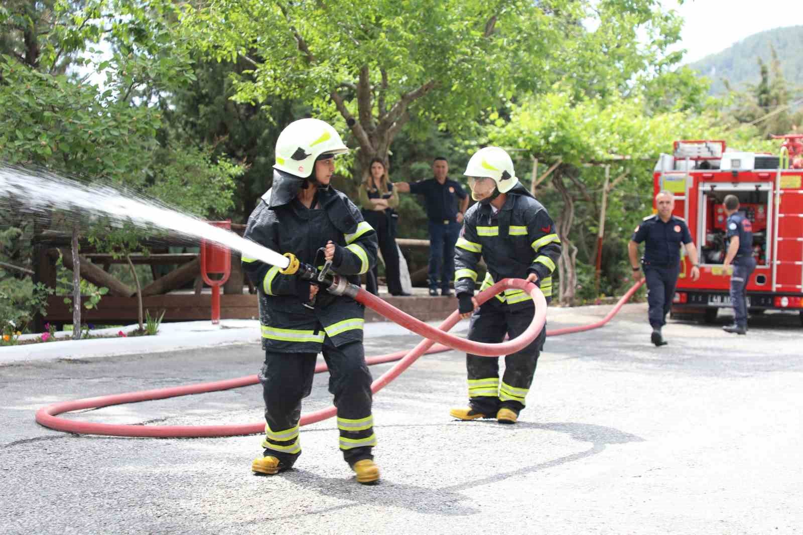 Geleceğin itfaiyecileri uygulamalı eğitimde
