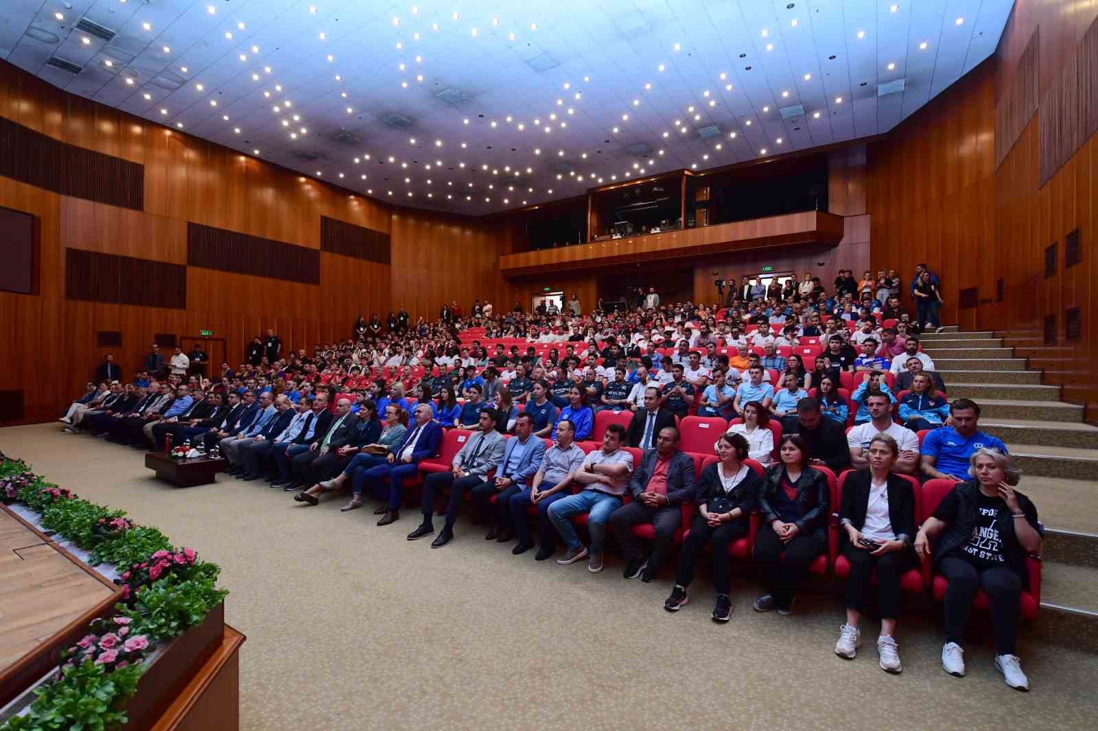 2024 Anadolu Üniversitesi Spor Ödülleri sahiplerini buldu
