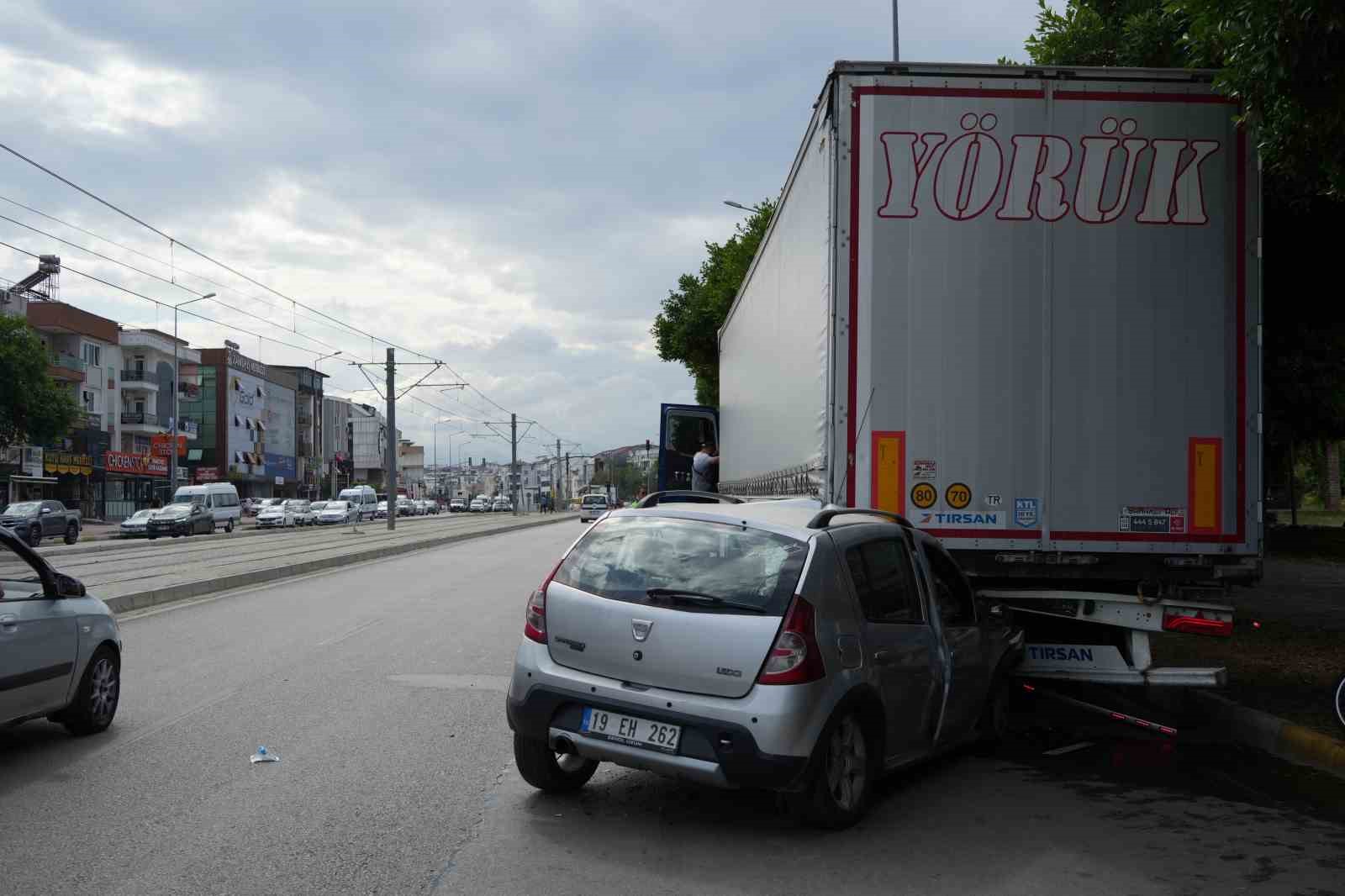 Caddeye park edilen tıra otomobil çarptı, sıkışan sürücüyü itfaiye kurtardı
