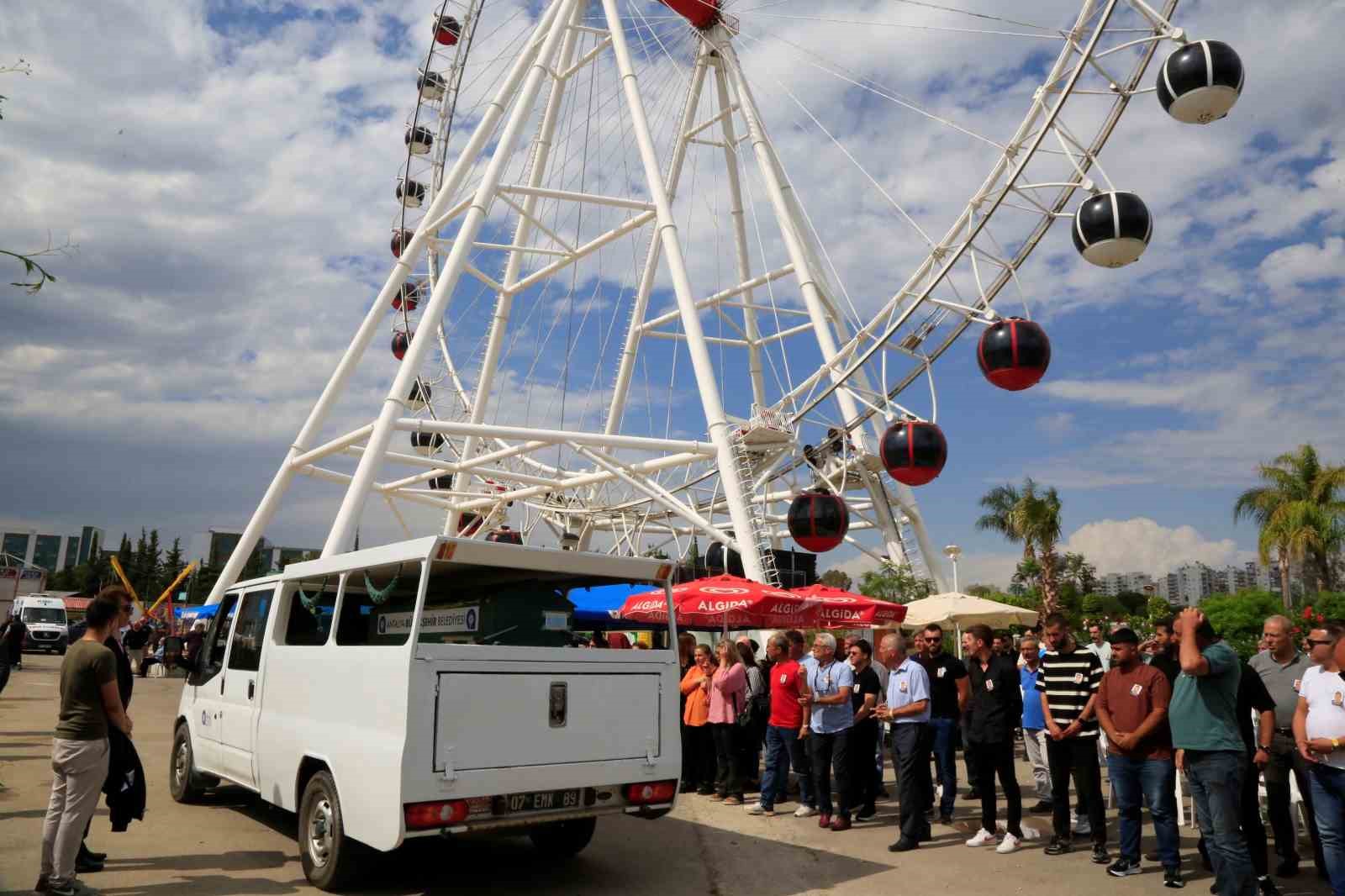 Çocukları sevindiren adamın cenazesi, kurucusu olduğu lunaparktan kaldırıldı
