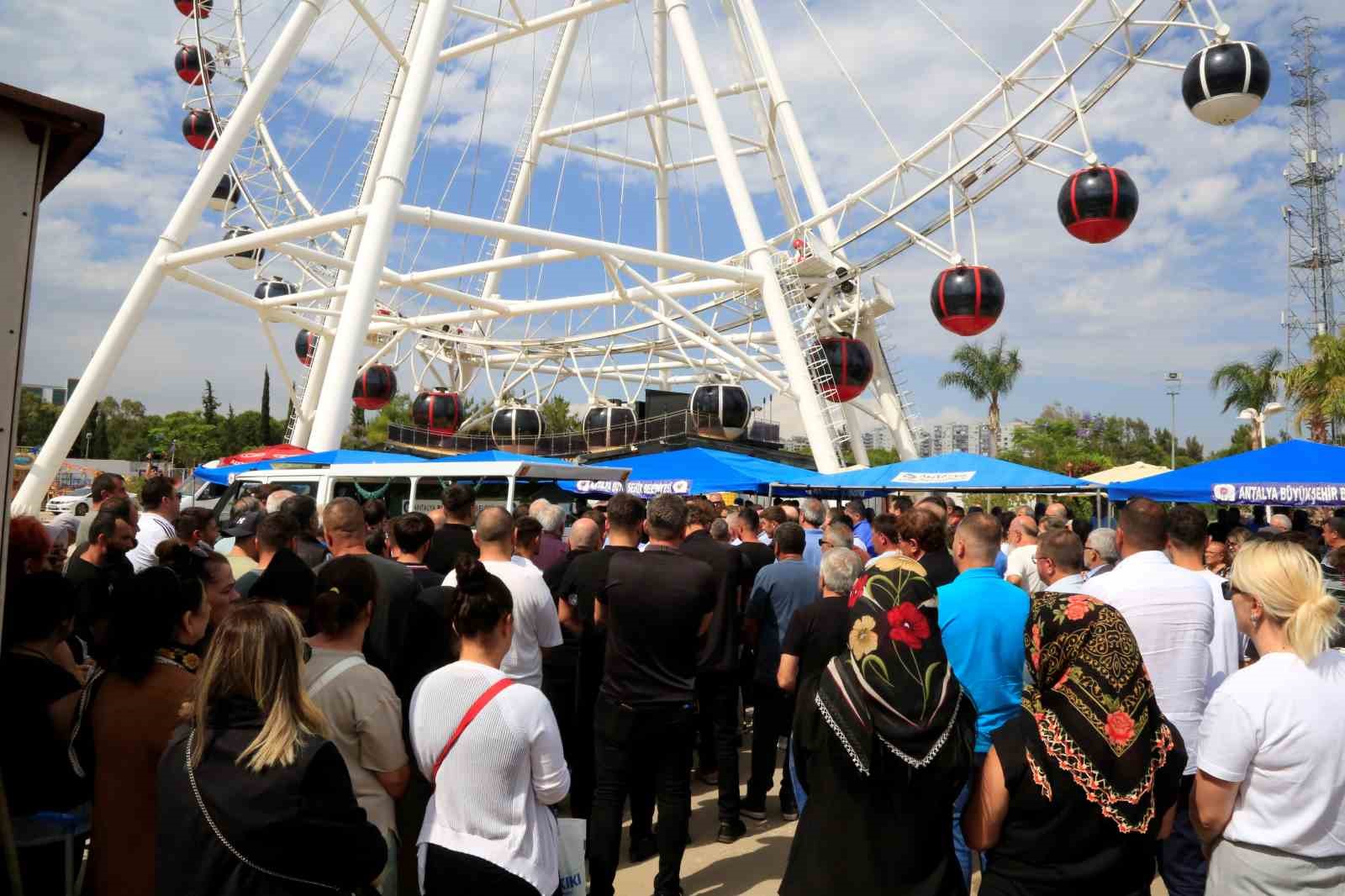 Çocukları sevindiren adamın cenazesi, kurucusu olduğu lunaparktan kaldırıldı
