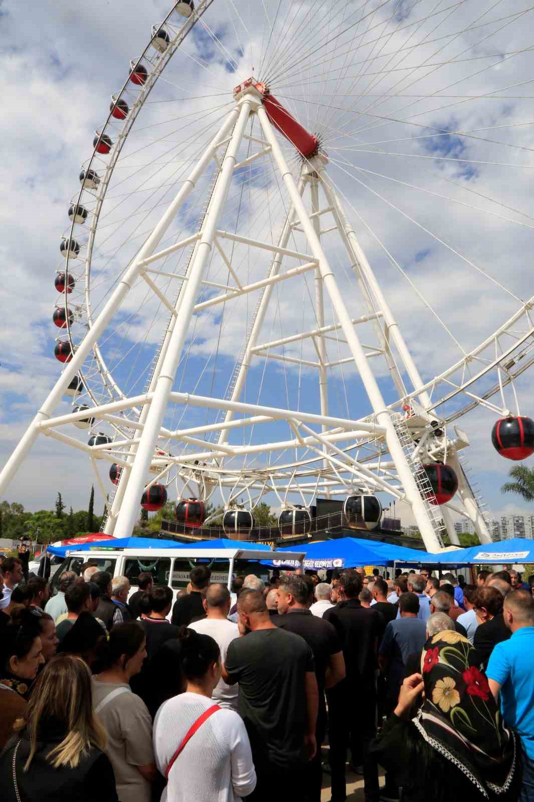 Çocukları sevindiren adamın cenazesi, kurucusu olduğu lunaparktan kaldırıldı
