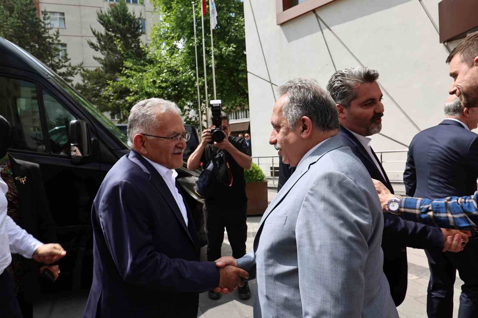 Hulusi Akar’dan Başkan Yalçın’a tebrik ziyareti
