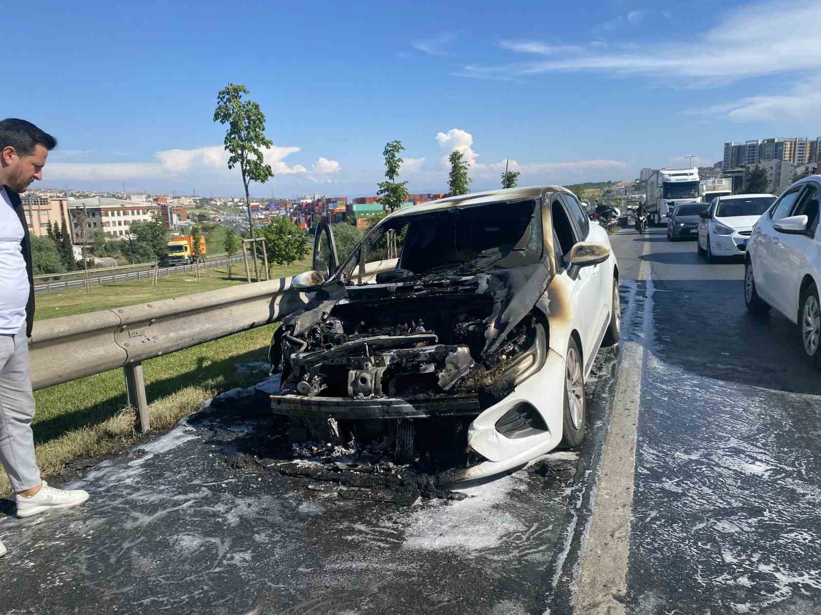 Beylikdüzü’nde seyir halindeki araç alev alev yandı
