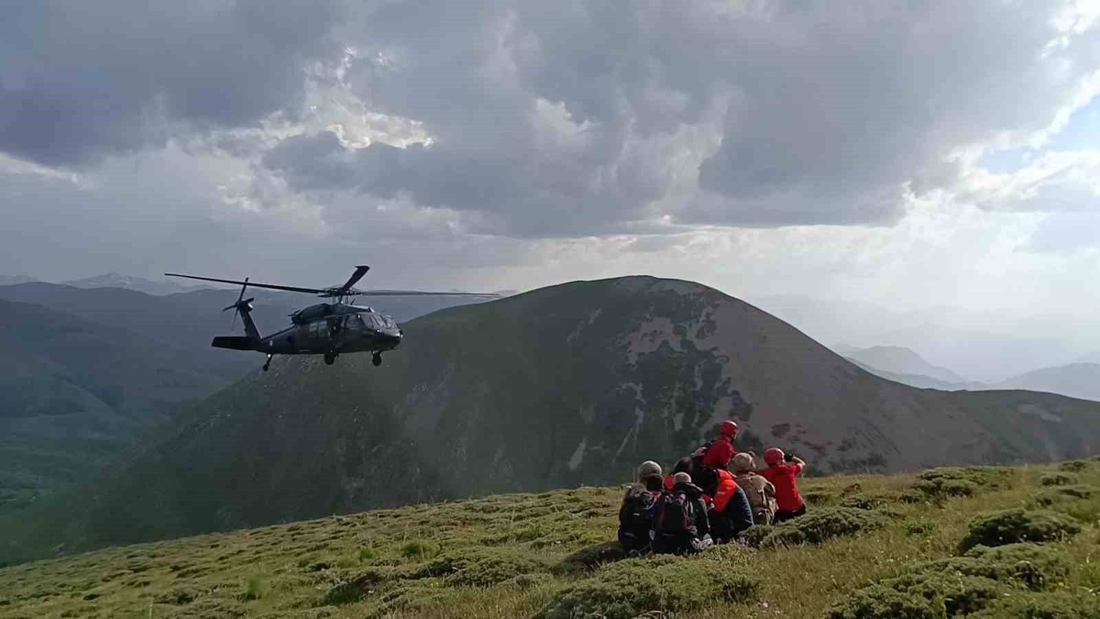 Dağda ayağı kırılan vatandaş helikopter ile kurtarıldı
