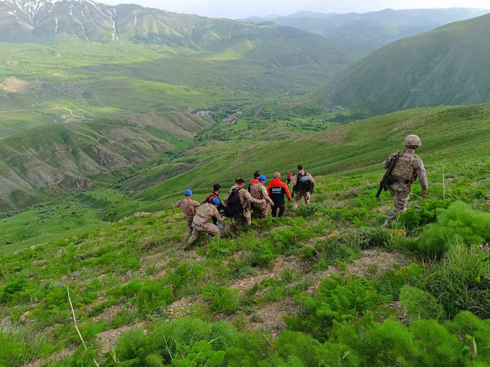 Dağda ayağı kırılan vatandaş helikopter ile kurtarıldı
