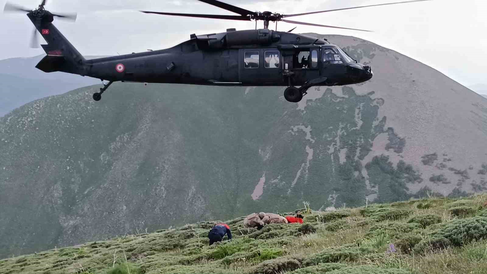 Dağda ayağı kırılan vatandaş helikopter ile kurtarıldı
