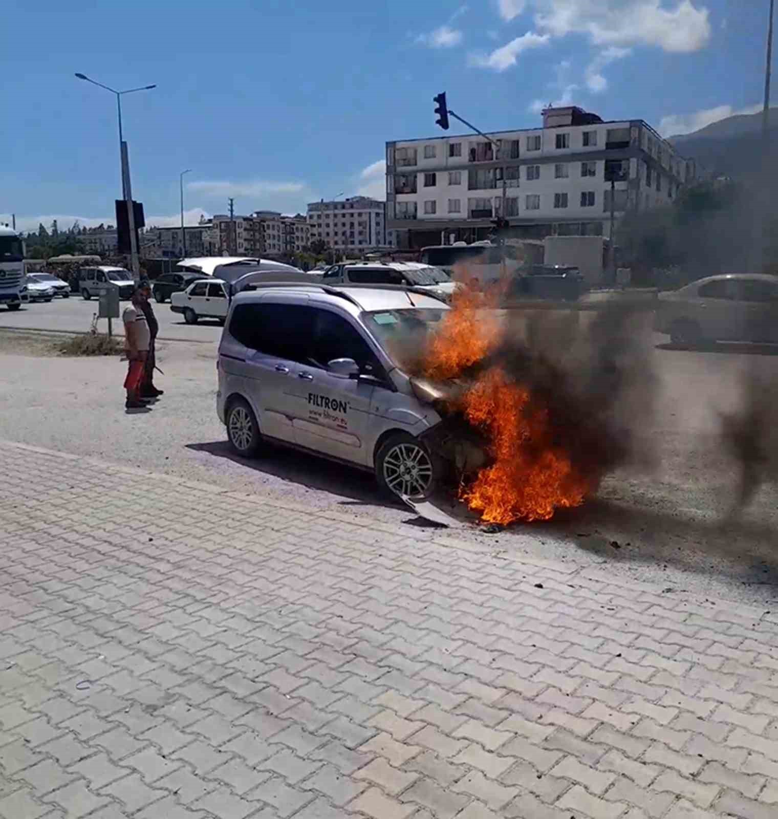 Seyir halindeki araç alevlere teslim oldu
