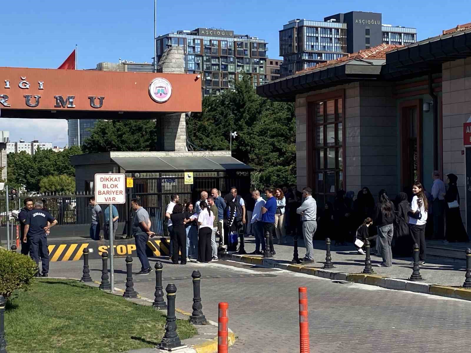 Beyoğlu’nda öldürülen genç kızın cenazesi Adli Tıp’tan alındı
