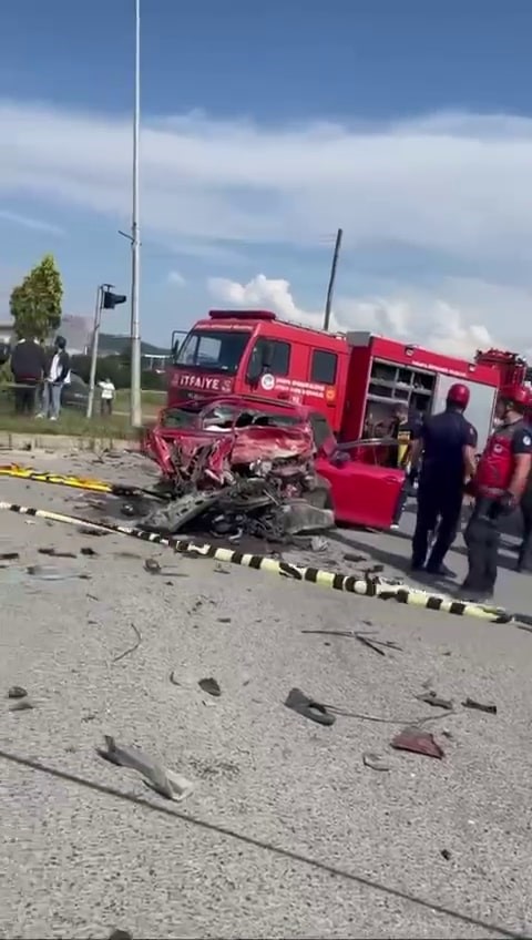 Hafriyat kamyonuyla çarpışan otomobil kağıt gibi ezildi: 2 ölü
