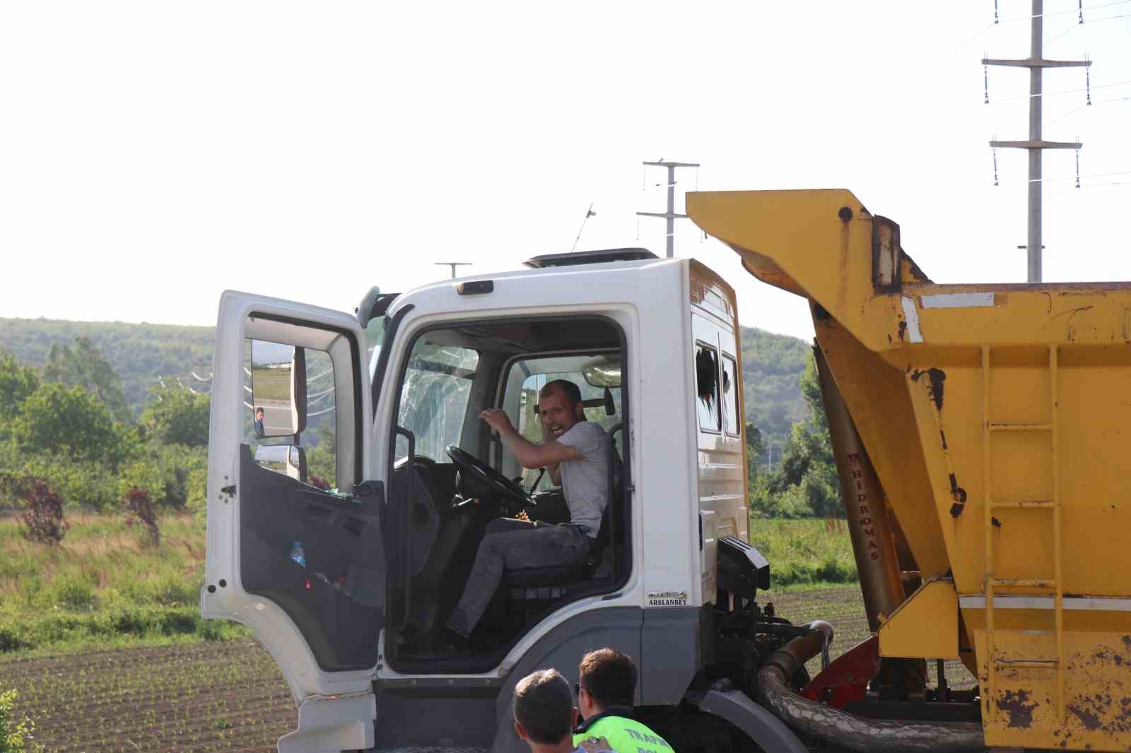 Hafriyat kamyonuyla çarpışan otomobil kağıt gibi ezildi: 2 ölü
