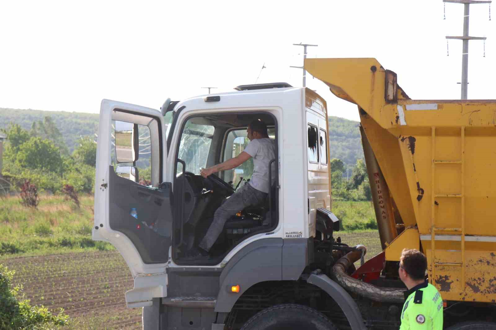 Hafriyat kamyonuyla çarpışan otomobil kağıt gibi ezildi: 2 ölü
