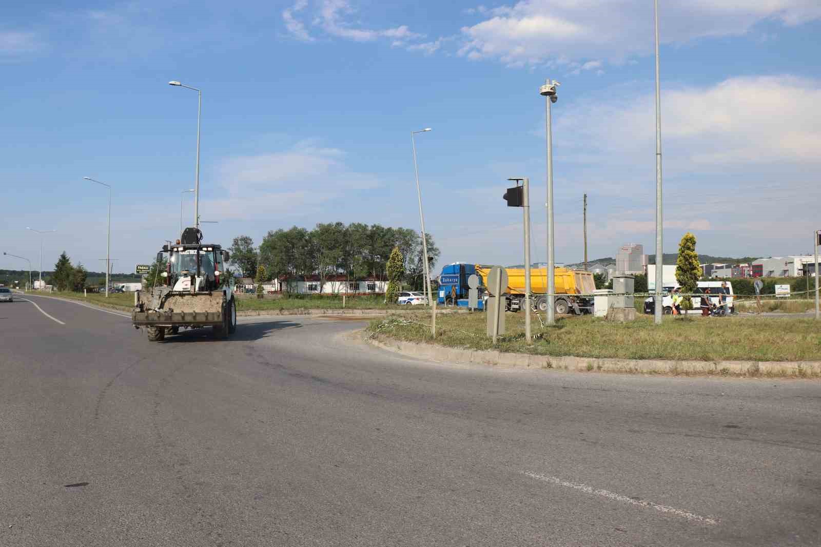 Hafriyat kamyonuyla çarpışan otomobil kağıt gibi ezildi: 2 ölü
